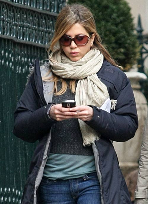 Skuespiller Jennifer Aniston med Blackberry Bold