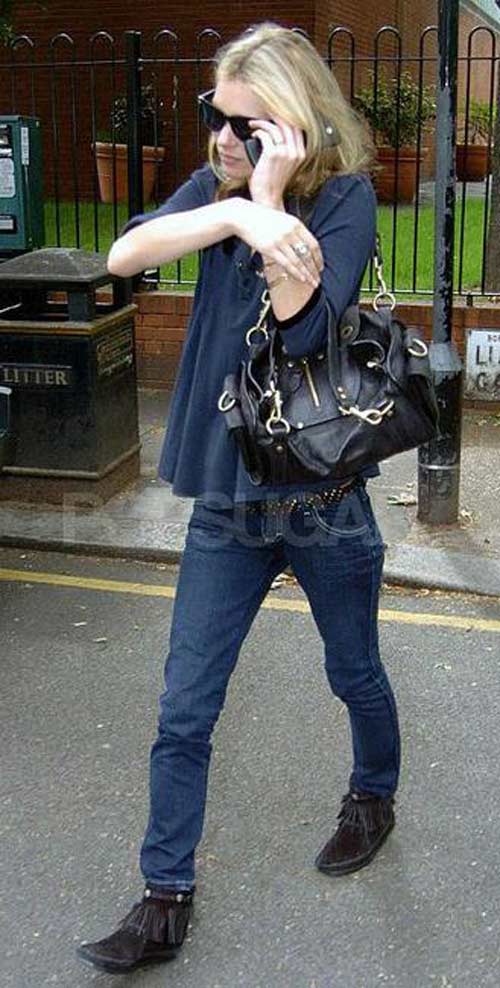 Model og fashionista Kate Moss med Motorola RZR